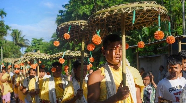 आदिवासी पुजारी और भक्त, 'खार्चि पूजा' त्योहार के शुरू होने पर, आ अगरतला के बाहरी इलाके में एक धार्मिक जुलूस में भाग लेते हैं। (पीटीआई फोटो)