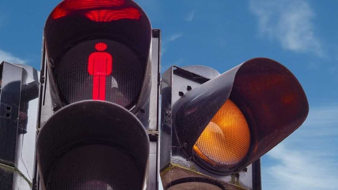 लाल, पीली और हरी के साथ ट्रैफिक सिग्नल पर जल्द दिख सकती है सफेद बत्ती! जानें क्या कहती है ये रिसर्च