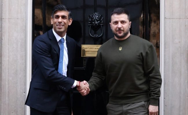 वलोडिमिर ज़ेलेंस्की ने ब्रिटेन की यात्रा पर लड़ाकू जेट के लिए सहयोगी दलों से पूछा