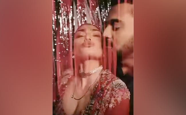 वायरल: अथिया शेट्टी-केएल राहुल ने पोस्ट-वेडिंग बैश विद ए किस किया