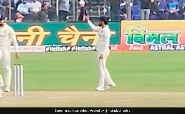 विराट कोहली ने प्रशंसकों से 'आरसीबी, आरसीबी मंत्र' सुने।  यही वह आगे करता है।  देखो |  क्रिकेट खबर