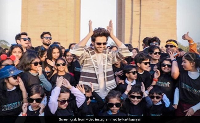 शहजादा: कार्तिक आर्यन ने इंडिया गेट पर 'कटोला' के साथ किया डांस