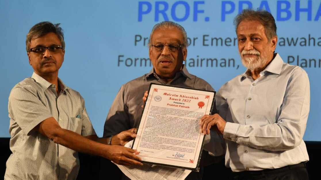 संविधान एक अद्भुत दस्तावेज है, लेकिन इसमें एक विसंगति है: प्रभात पटनायक