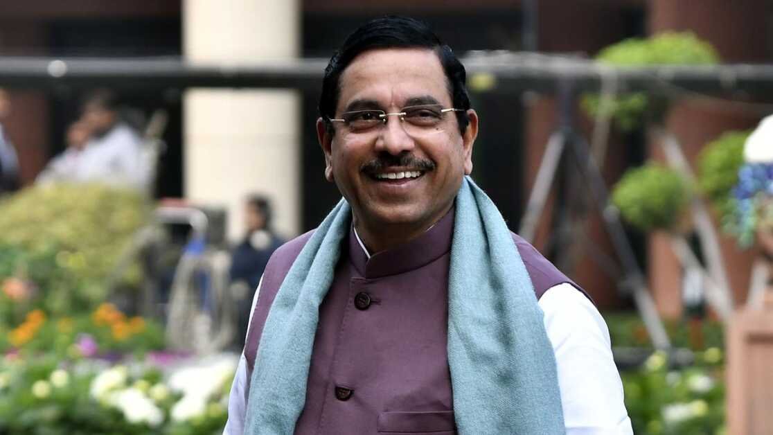 संसदीय कार्य मंत्री जोशी ने लोकसभा में राहुल की टिप्पणी के लिए उनके खिलाफ कार्रवाई की मांग की