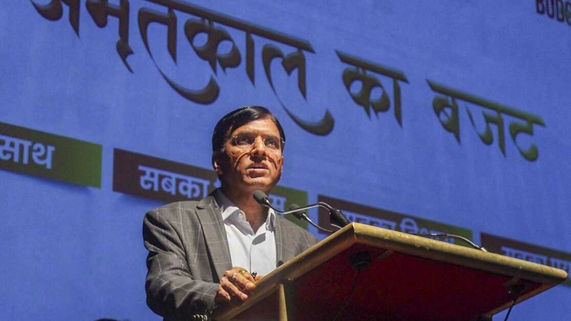 सरकार 4 साल में मेडिकल यूजी और पीजी सीटों की बराबर संख्या के लिए काम कर रही है: स्वास्थ्य मंत्री मंडाविया