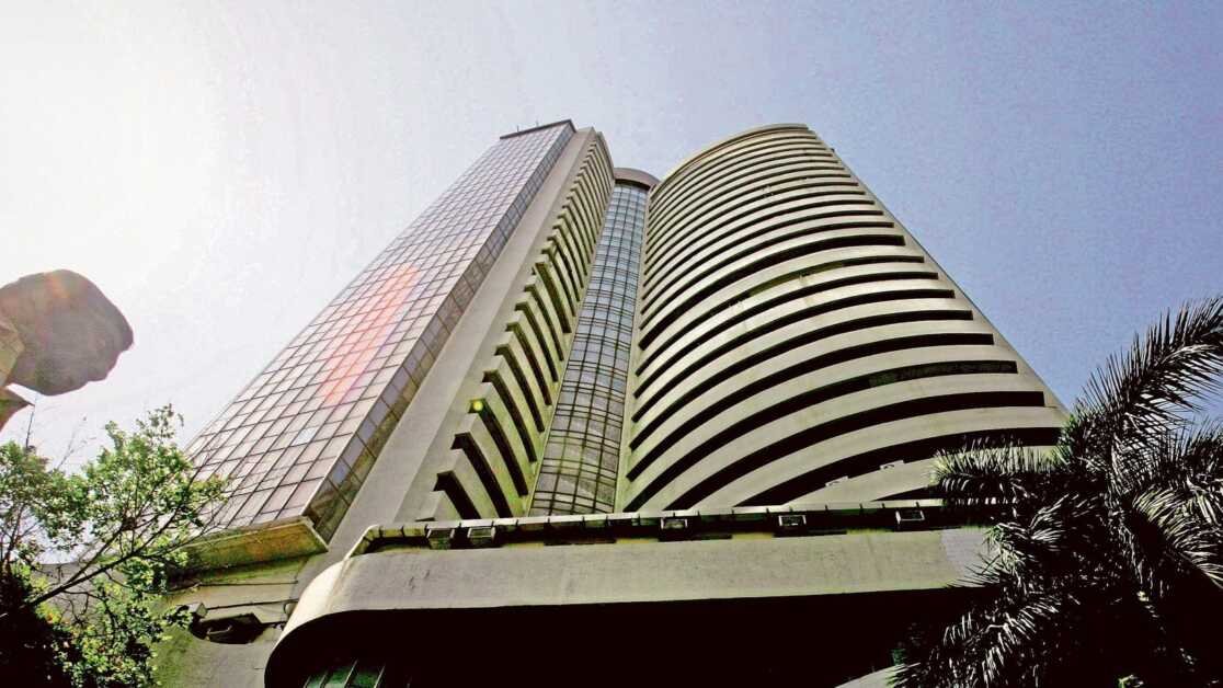 सेंसेक्स 900 अंक से अधिक की तेजी के साथ 60,842 पर बंद हुआ, निफ्टी 17,854 पर हरे रंग में समाप्त हुआ