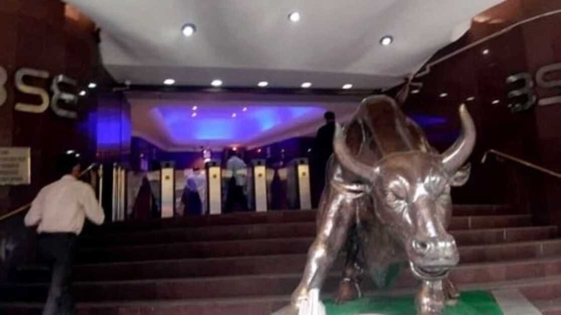 सेंसेक्स हरे रंग में 61,000 से अधिक अंक पर खुला, निफ्टी 17,928 तक लुढ़क गया