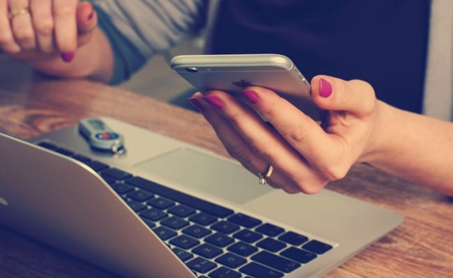 सोमवार को बीमार होने पर फोन करने पर नौकरी से निकाली गई महिला ने 3.4 लाख रुपये जीते