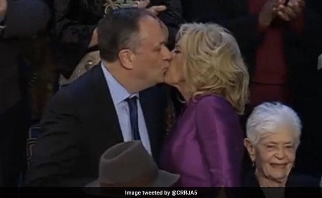 'स्मूच ऑफ यूनियन': प्रमुख कार्यक्रम में जिल बिडेन ने कमला हैरिस के पति को चूमा