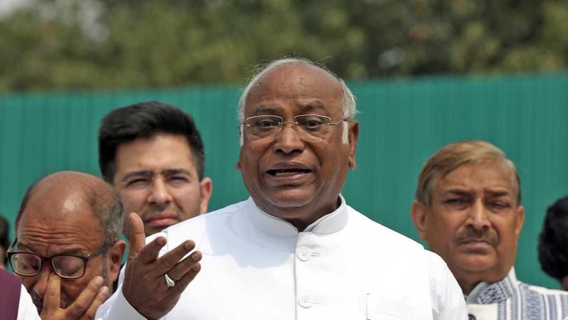 14.98 करोड़ मनरेगा मजदूरों के बैंक खाते आधार से नहीं जुड़े: खड़गे ने केंद्र पर हमला किया