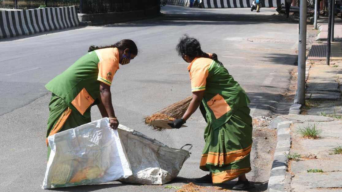 मासिक धर्म की छुट्टी तो दूर, इन महिलाओं के पास वॉशरूम या सैनिटरी पैड तक की सुविधा नहीं है