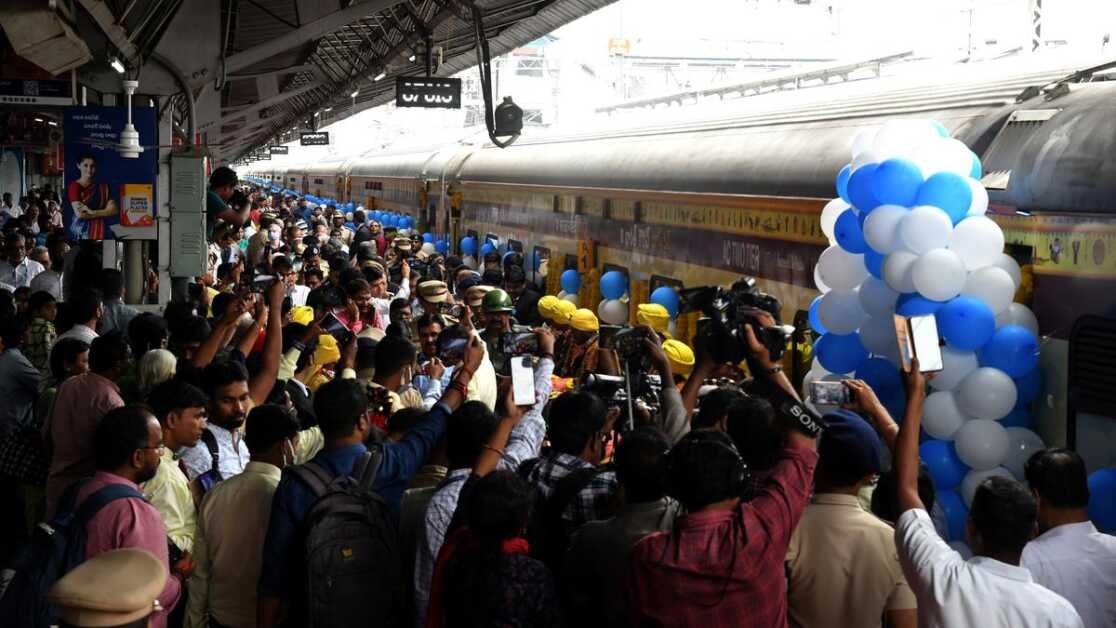 पहली 'भारत गौरव' एक्सप्रेस ट्रेन को यात्रियों से जबरदस्त प्रतिक्रिया मिल रही है