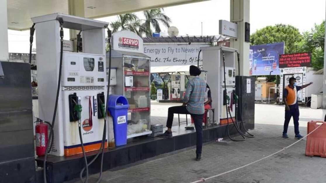 घरेलू उपलब्धता सुनिश्चित करने के लिए केंद्र डीजल, पेट्रोल निर्यात पर अंकुश लगाएगा: रिपोर्ट