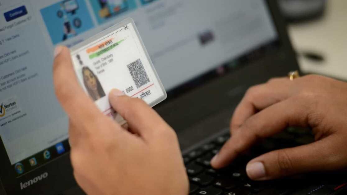 सरकार ने आधार-राशन कार्ड लिंकिंग की समय सीमा 30 जून तक बढ़ा दी है। यहां बताया गया है कि इसे कैसे लिंक किया जाए