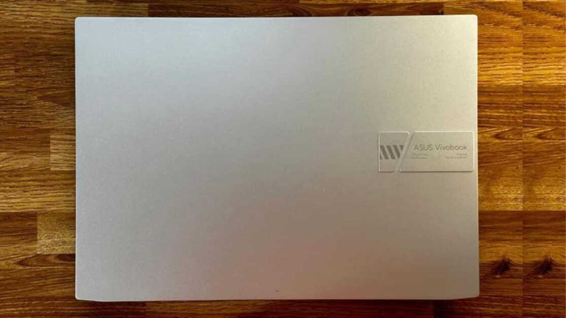 Asus VivoBook Pro 16 निस्संदेह एक शक्तिशाली लैपटॉप है, लेकिन अतीत से जुड़ा हुआ है