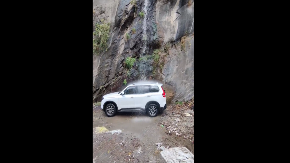 Mahindra ने Scorpio-N को फिर खड़ा किया झरने के नीचे! सनरूफ लीक होने का वीडियो हुआ था वायरल, देखें वीडियो