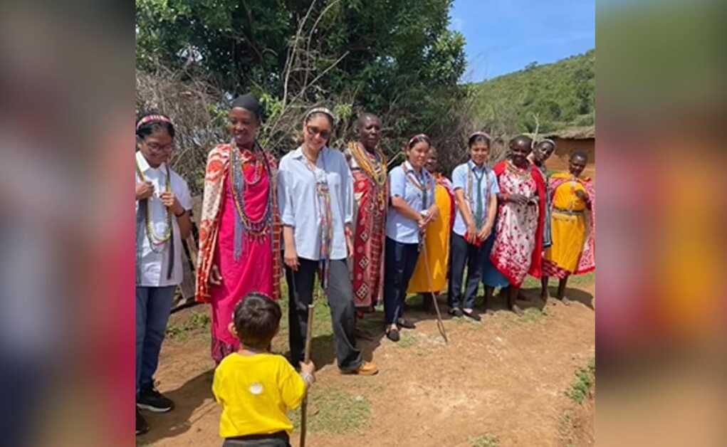 अफ्रीका डायरीज की नई तस्वीरों में करीना कपूर के बेटे जेह 'लेडीज मैन' हैं