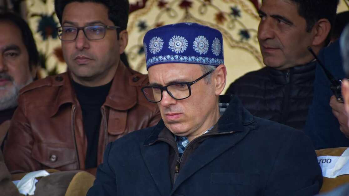 आतंकवादियों के रिश्तेदार होने के कारण स्थानीय लोगों को बर्खास्त करने की नीति का समर्थन नहीं करेंगे: उमर अब्दुल्ला