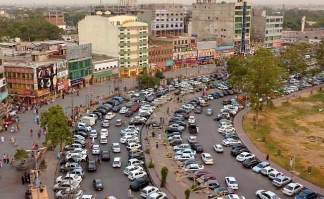 आर्थिक तंगी से जूझ रहा पाक राजस्व वसूलने के लिए बिजली पर सरचार्ज लगाता है