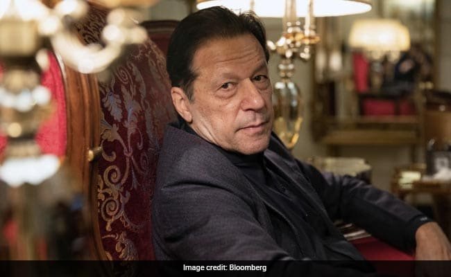 इमरान खान ने नफरत फैलाने के आरोप में पाकिस्तान के टीवी चैनलों पर प्रतिबंध लगा दिया