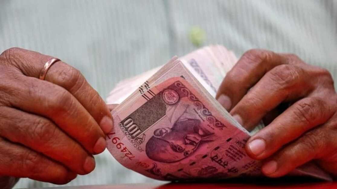 एसवीबी संकट से संक्रमण की आशंका के बीच रुपया 5 सप्ताह के निचले स्तर पर आ गया
