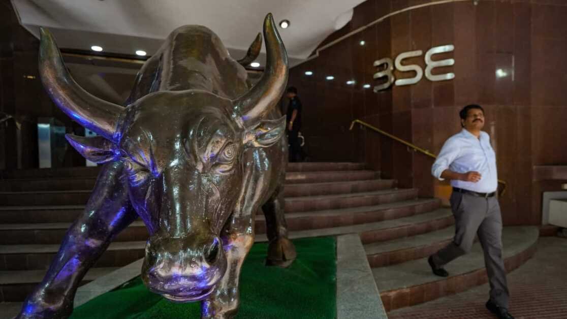 ओपनिंग बेल: सेंसेक्स लाल रंग में 57,439 पर खुला;  निफ्टी 16,930 पर