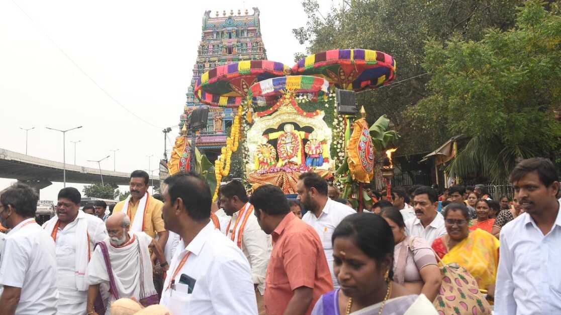कनक दुर्गा मंदिर में गिरी प्रदक्षिणा होती है