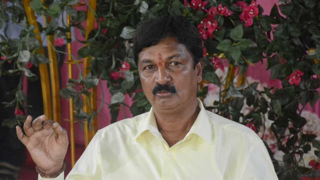 कांग्रेस विधायक के निर्वाचन क्षेत्र में मतदाताओं के लिए दोपहर के भोजन का आयोजन करने के लिए भाजपा विधायक रमेश जरकिहोली के समर्थकों पर मामला दर्ज किया गया