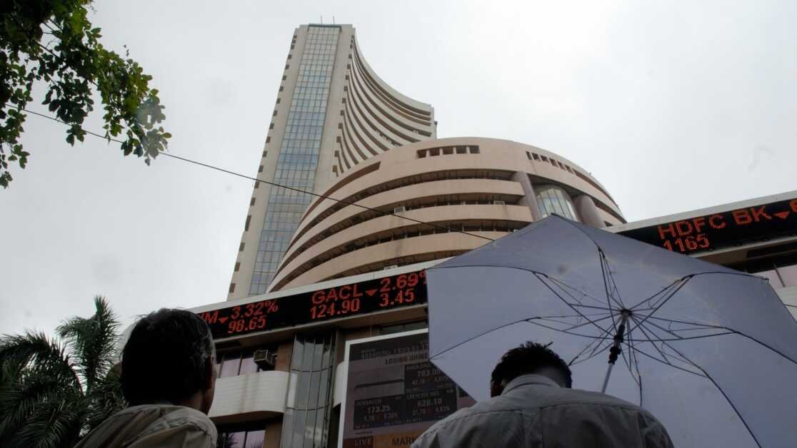 कारोबारी सप्ताह समाप्त होते ही सेंसेक्स 671 अंक गिरकर 59,135 पर, निफ्टी 17,412 पर बंद हुआ