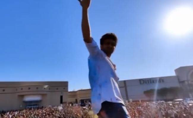 कार्तिक आर्यन ने प्रशंसकों के साथ डलास में खेली होली - 'परदेस में अपने देश वाली फीलिंग'