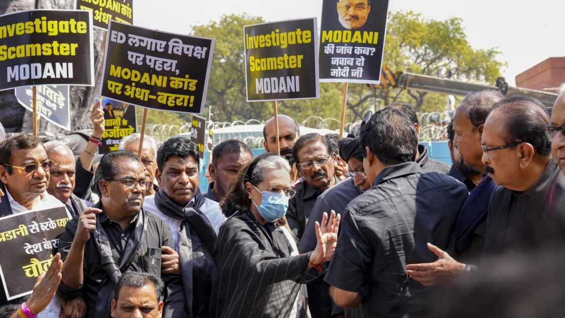 काले कपड़े पहने, विपक्षी सांसदों ने अडानी मुद्दे पर विरोध प्रदर्शन किया, राहुल गांधी की अयोग्यता