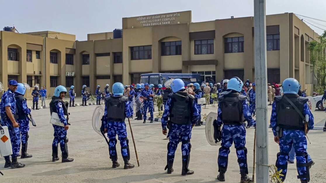 केंद्रीय अधिकारियों का कहना है कि केंद्र ने पंजाब के मुख्यमंत्री को अमृतपाल के खिलाफ कार्रवाई करने के लिए मनाया