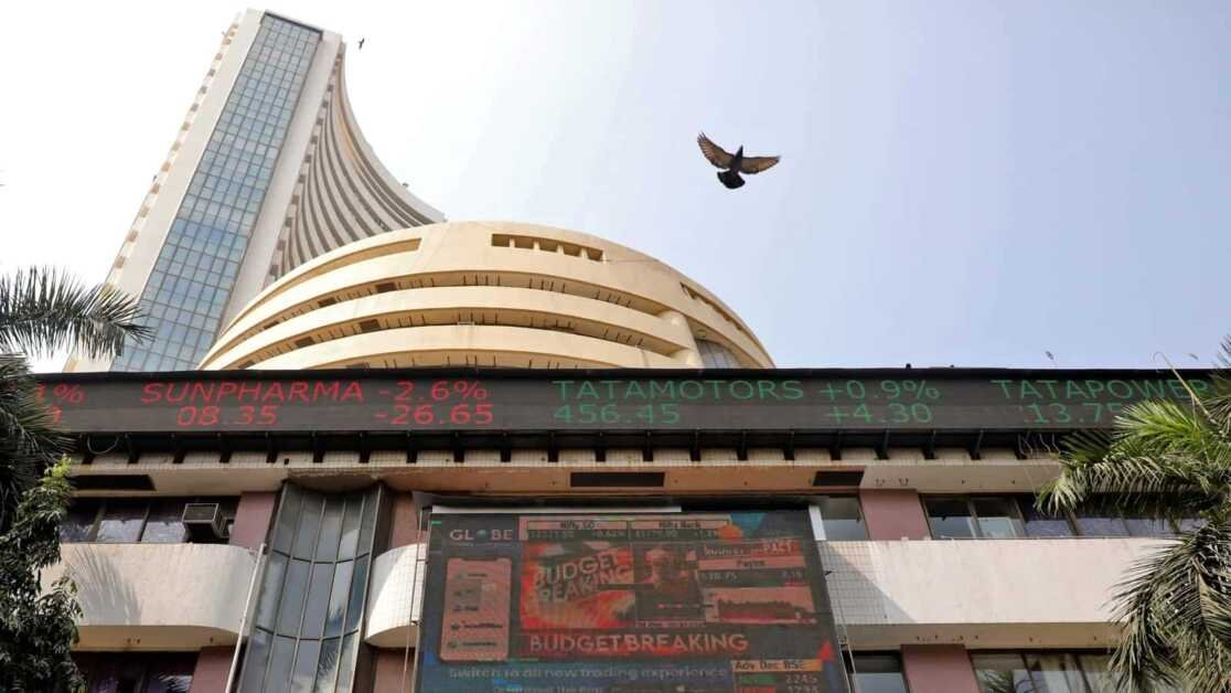 क्लोजिंग बेल: सेंसेक्स 344 अंक गिरकर 57,555 पर बंद हुआ;  निफ्टी 16,972 के नीचे