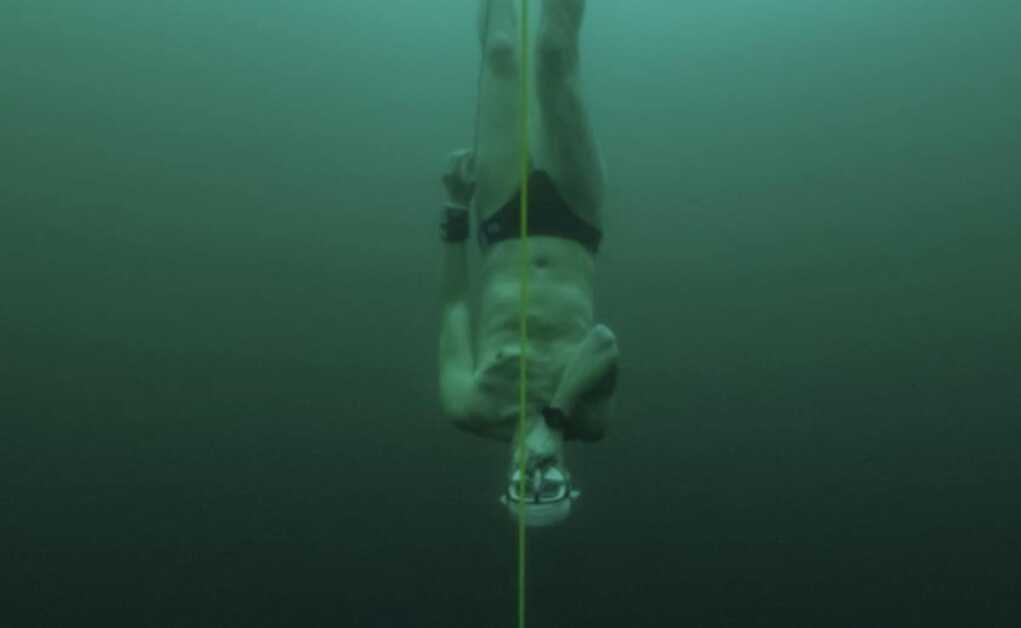 चेक फ्री डाइवर डेविड वेंकल ने जमी हुई झील में 170 फीट डुबकी लगाने के बाद गिनीज रिकॉर्ड बनाया