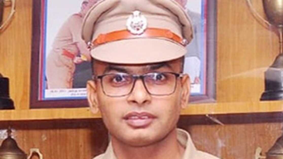टीएन सीएम स्टालिन का कहना है कि अम्बासमुद्रम पुलिस अधिकारी, एएसपी बलवीर सिंह, हिरासत में प्रताड़ना के आरोपी को निलंबित कर दिया गया है