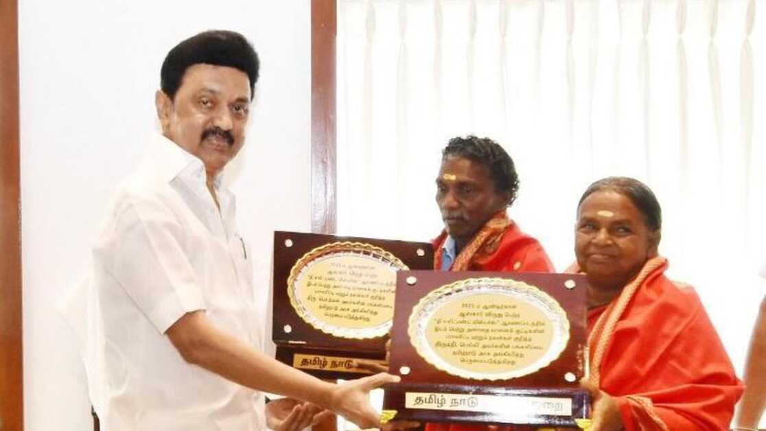 तमिलनाडु के मुख्यमंत्री ने बोमन और बेल्ली को ₹1-1 लाख का पुरस्कार दिया, सभी महावतों के लिए समान सहायता की घोषणा की