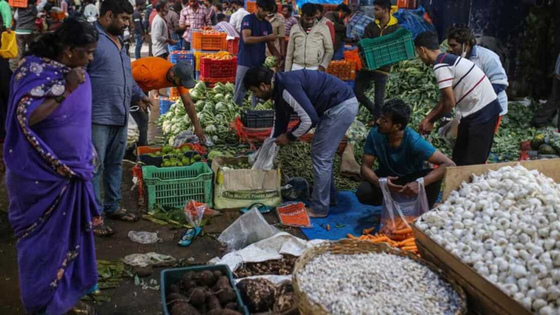 थोक मुद्रास्फीति फरवरी में 25 महीने के निचले स्तर 3.85% पर आ गई