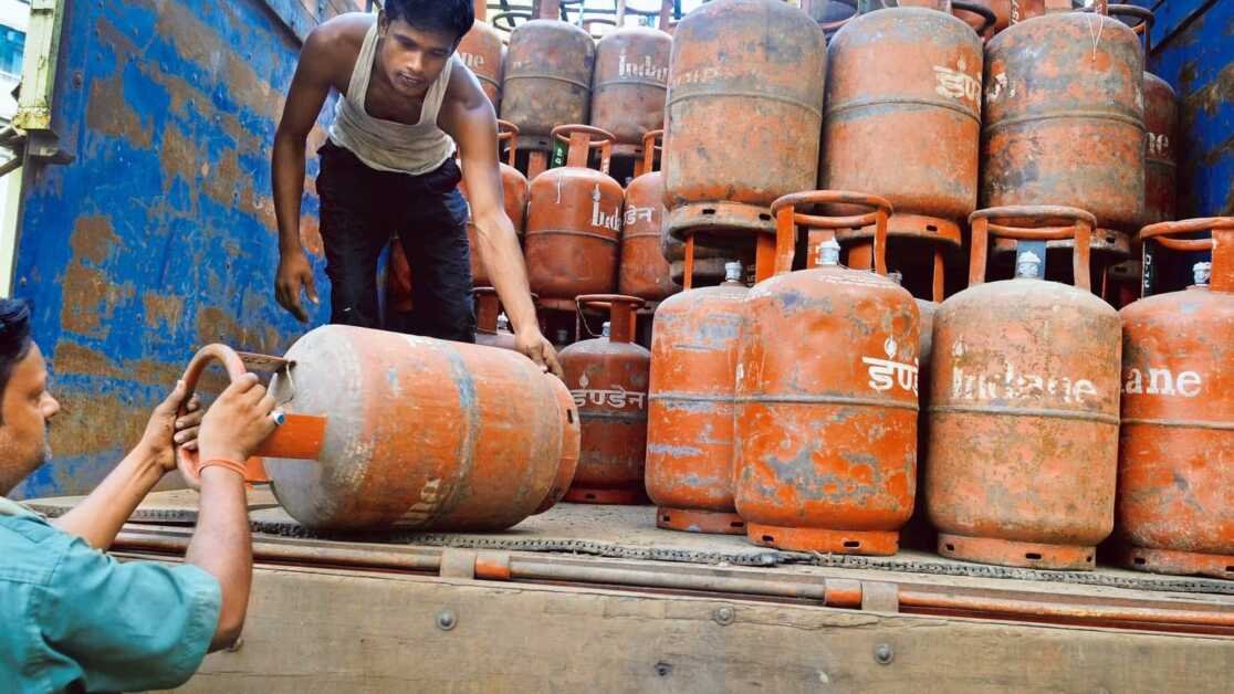 दिल्ली में घरेलू, वाणिज्यिक एलपीजी सिलेंडर की कीमतों में बढ़ोतरी हुई है।  नवीनतम दरों की जाँच करें