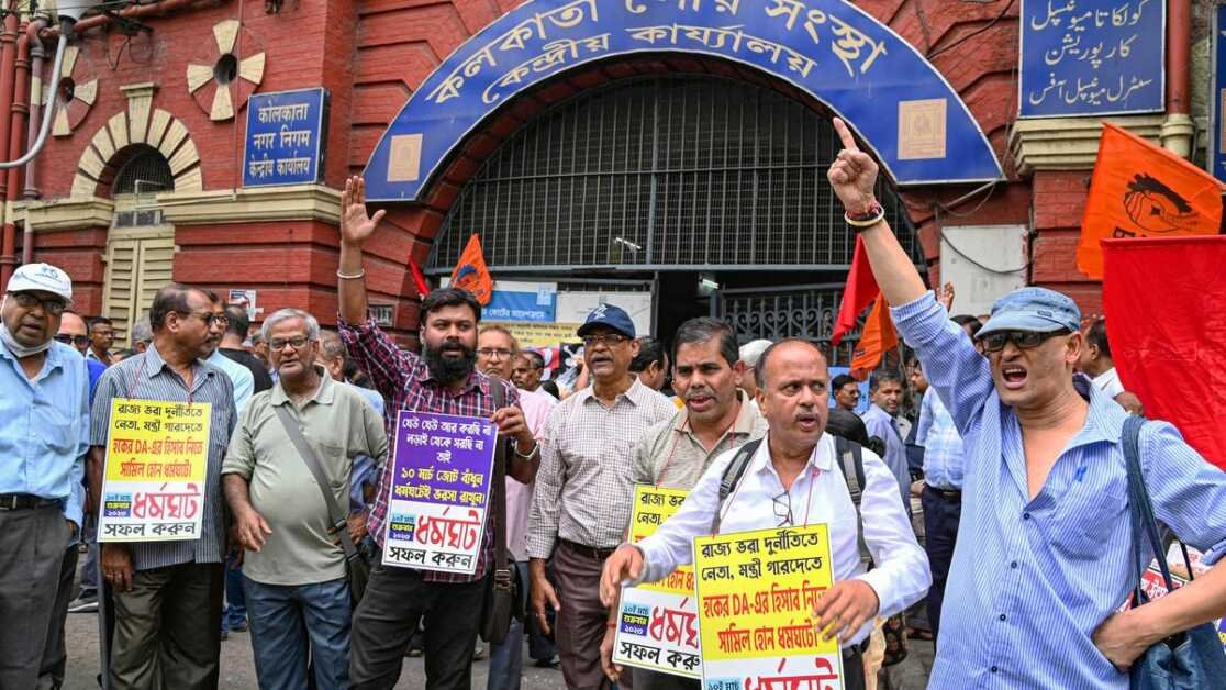 पश्चिम बंगाल सरकार।  भूख हड़ताल पर बैठे कर्मचारी राज्यपाल बोस से मिले