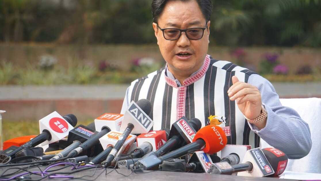 प्रवासी भारतीय मतदाताओं के लिए ई-पोस्टल बैलेट की अनुमति पर चुनाव आयोग के प्रस्ताव पर चर्चा चल रही है: कानून मंत्री ने राज्यसभा को बताया