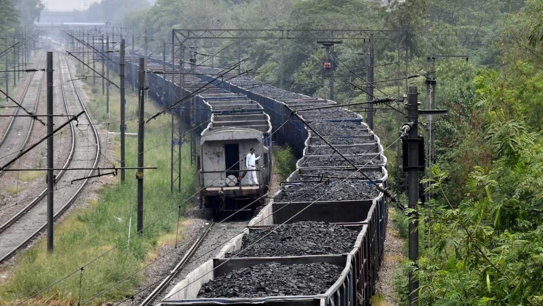 बिजली क्षेत्र की गर्मियों में कोयले की मांग को पूरा करने के लिए रेलवे ने कमर कस ली है