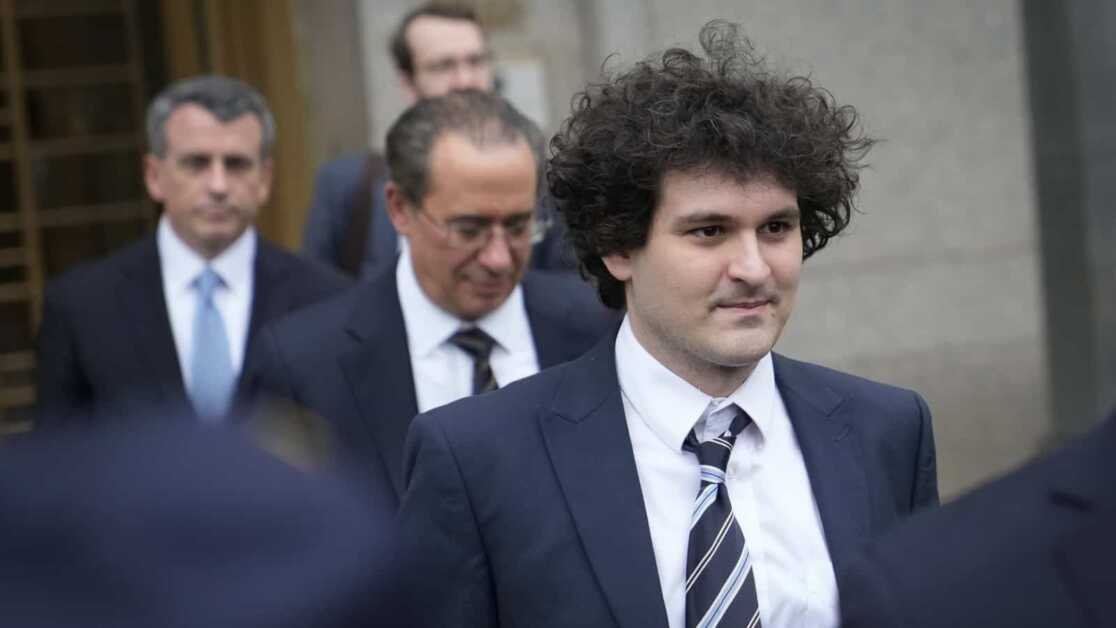 बैंकमैन-फ्राइड जमानत पर रिहा होने के बाद भी बिना इंटरनेट के 'नॉन-स्मार्टफोन' ही इस्तेमाल कर सकता है