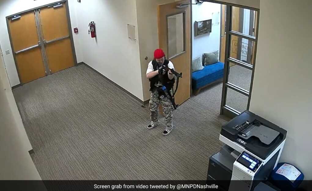 भयानक वीडियो में नैशविले स्कूल के शूटर को सामने के दरवाजे में विस्फोट करते हुए, लापरवाही से पीछा करते हुए दिखाया गया है