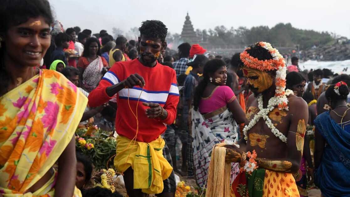 भोर में समुद्र के किनारे कन्निअम्मा से क्षमा मांगते हुए