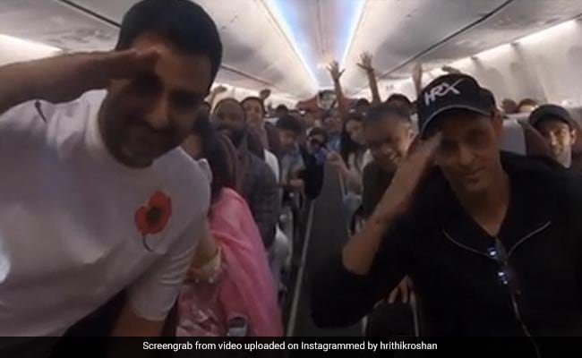 रितिक रोशन ने फाइटर टीम के साथ फन इन-फ्लाइट वीडियो पोस्ट किया।  घड़ी