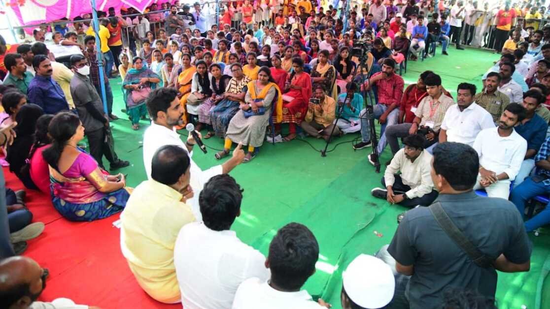लोकेश का आरोप है कि आंध्र प्रदेश में कानून व्यवस्था बिगड़ रही है