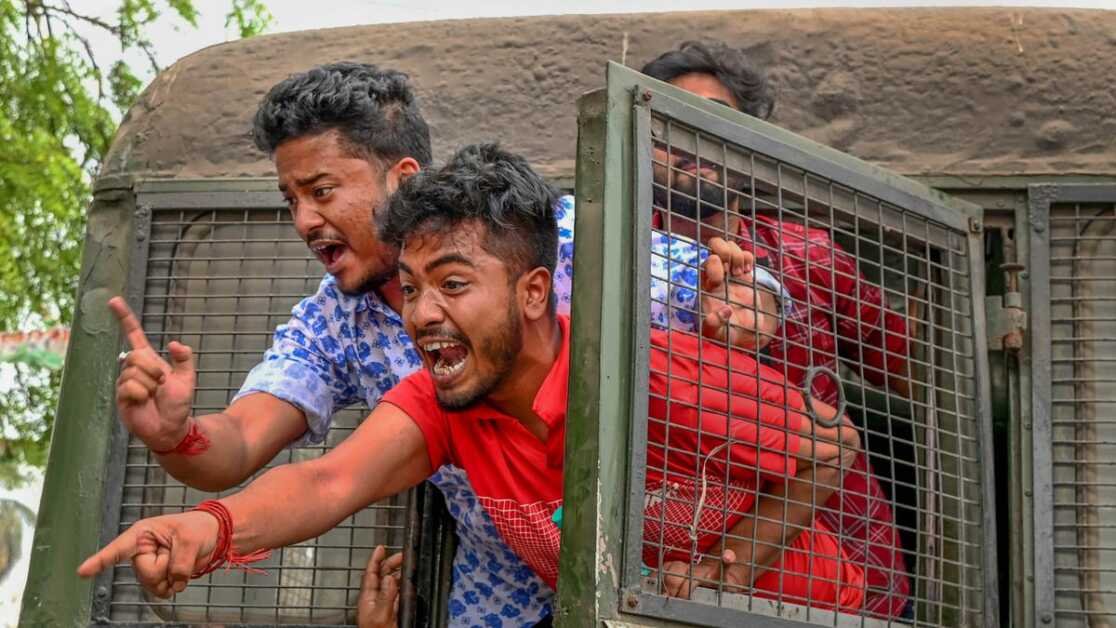 विपक्ष के विरोध और सरकारी कर्मचारियों की हड़ताल से पश्चिम बंगाल में पुलिस मुस्तैद है