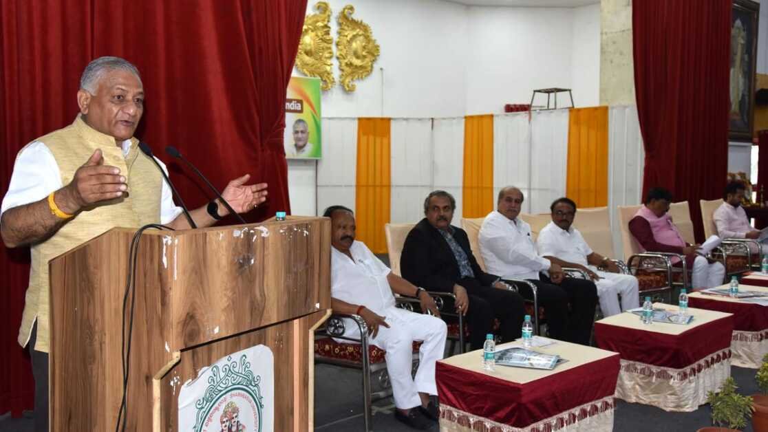 वीके सिंह का कहना है कि जाति, सांप्रदायिक बाधाओं पर काबू पाने से आंतरिक सुरक्षा को मजबूत करने में मदद मिलेगी