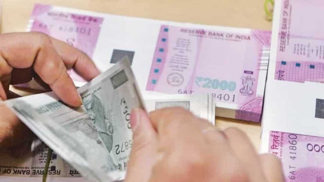 शुरुआती कारोबार में अमेरिकी डॉलर के मुकाबले रुपया 12 पैसे गिरकर 82.35 पर आ गया