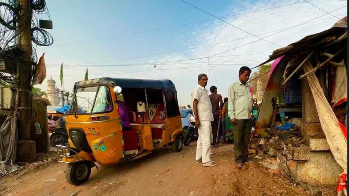सड़क चौड़ीकरण के लिए 445 साल पुराने पुरानापुल के पत्थर की रेलिंग का हिस्सा धराशायी
